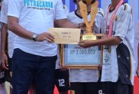 Nursulaiman Hamid, memberikan hadiah kepada salah satu tim yang juara usia dini.(foto/istimewa)