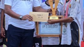 Nursulaiman Hamid, memberikan hadiah kepada salah satu tim yang juara usia dini.(foto/istimewa)