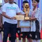 Nursulaiman Hamid, memberikan hadiah kepada salah satu tim yang juara usia dini.(foto/istimewa)