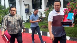 Penyidik Tipiter Ditreskrimsus Polda Malut limpahkan berkas perkara tahap I tiga tersangka kasus dugaan penghambatan aktivitas pertambangan PT. NHM. (Foto/istimewa) 