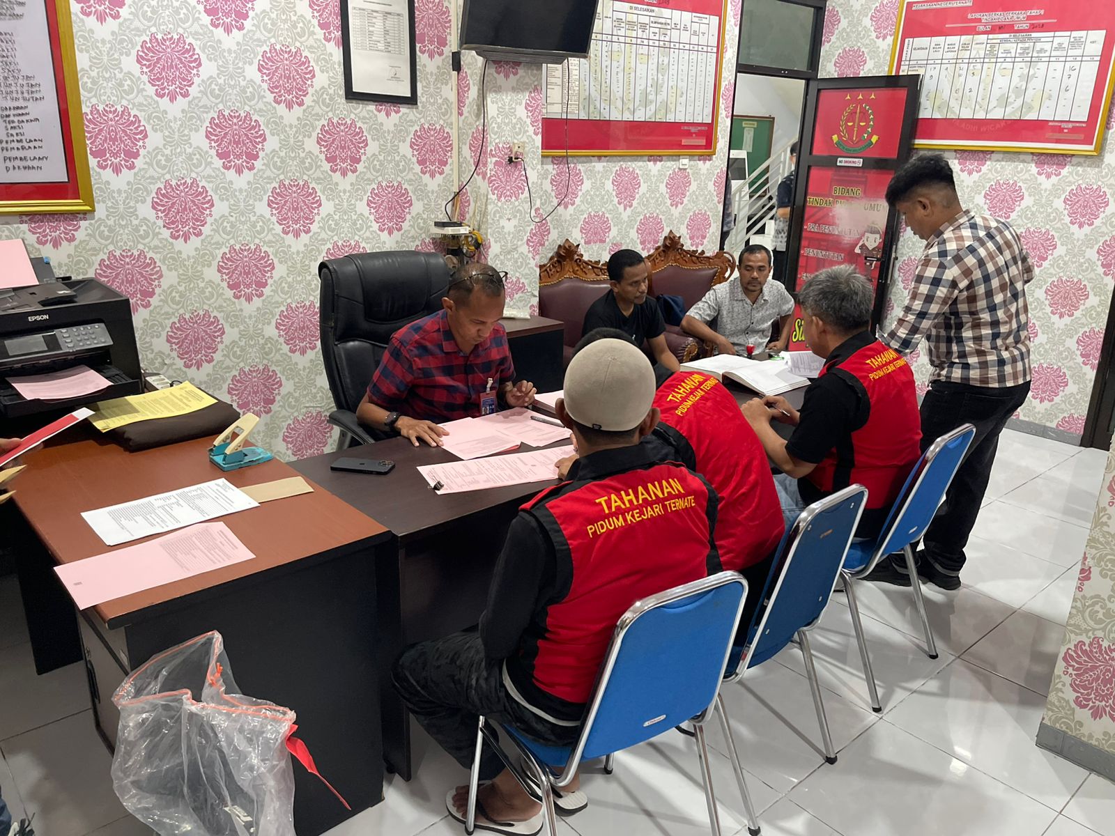 3 Komplotan Pecah Kaca Dibekuk, Polres Ternate Serahkan Berkas Ke Jaksa