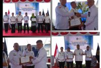 Kakanwil Ditjenpas serahkan penghargaan ke UPT Pemasyarakatan.(foto/istimewa)