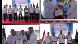 Kakanwil Ditjenpas serahkan penghargaan ke UPT Pemasyarakatan.(foto/istimewa)