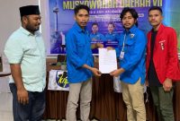 M. Iram Galela menyerahkan dokume Musda ke VII DPD II KNPI Halut ke Fuji Pangandro sebagai ketua terpilih