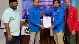 M. Iram Galela menyerahkan dokume Musda ke VII DPD II KNPI Halut ke Fuji Pangandro sebagai ketua terpilih