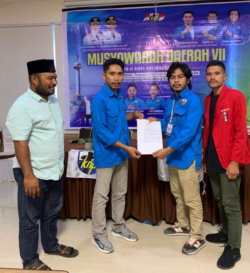 M. Iram Galela menyerahkan dokume Musda ke VII DPD II KNPI Halut ke Fuji Pangandro sebagai ketua terpilih