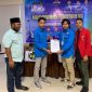 M. Iram Galela menyerahkan dokume Musda ke VII DPD II KNPI Halut ke Fuji Pangandro sebagai ketua terpilih