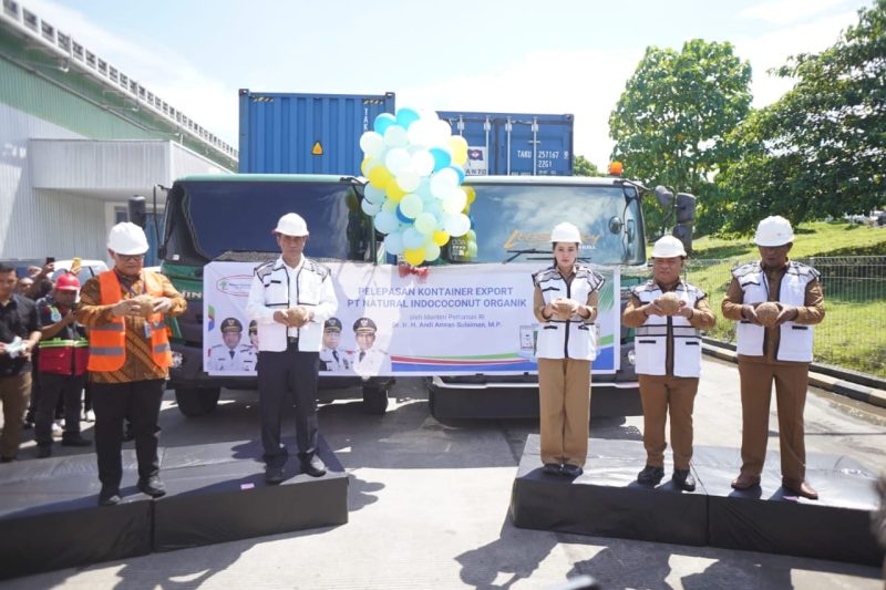 Mentan RI Andi Arman Sulaiman Kuker ke Halut dan kunjungi PT. NICO, Kuker ini Mentan RI didampingi langsung oleh Gubernur Malut, Sherly Djoanda Laos dan Bupati dan Wakil Bupati Halut, Dr. Piet Hein Babua dan Dr. Hi. Kasman Hi. Ahmad.(istimewa) 