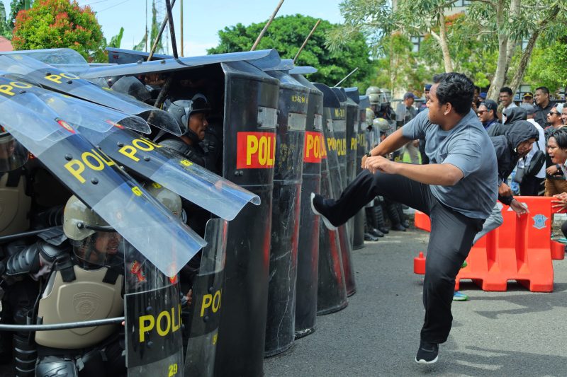 Polda Malut melaksanakan gladi Simulasi Sistem Pengamanan (Sispam Mako) dan alarm Stelling.(foto/humas).