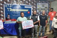 Koordinator Irine Center, Asmad Bulele serahkan bantuan BPS kepada masyarakat penerima bantuan di Desa Simau, Kecamatan Galela.