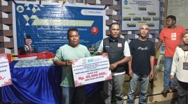 Koordinator Irine Center, Asmad Bulele serahkan bantuan BPS kepada masyarakat penerima bantuan di Desa Simau, Kecamatan Galela.