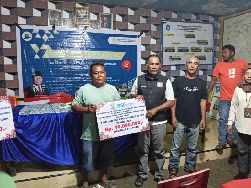 Koordinator Irine Center, Asmad Bulele serahkan bantuan BPS kepada masyarakat penerima bantuan di Desa Simau, Kecamatan Galela.
