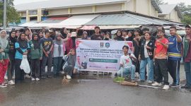 Peringati hari sumpah pemuda, PC IMM dan DLH Pulau Morotai pungut sampah.(istimewa) 