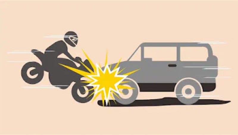 Foto Ilustrasi. Tabrakan motor dan Mobil mini bus