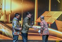 Direktur Utama Harita Nickel Roy Arman Arfandy bersama Komisaris Utama Harita Nickel Donald J Hermanus menerima Penghargaan Subroto 2025 dari Kementerian Energi dan Sumber Daya Mineral, diwakili oleh Kepala Badan Geologi, Dr.Ir.Muhammad Wafid A.N.,M.Sc pada Jumat 24 Oktober 2025 malam di Jakarta. (Dok. Harita Nickel)