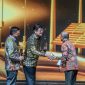 Direktur Utama Harita Nickel Roy Arman Arfandy bersama Komisaris Utama Harita Nickel Donald J Hermanus menerima Penghargaan Subroto 2025 dari Kementerian Energi dan Sumber Daya Mineral, diwakili oleh Kepala Badan Geologi, Dr.Ir.Muhammad Wafid A.N.,M.Sc pada Jumat 24 Oktober 2025 malam di Jakarta. (Dok. Harita Nickel)