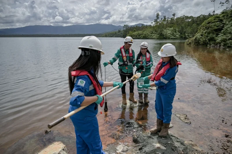 Karyawan Harita Nickel saat memanfaatkan air Danau Karo di Desa Kawasi, Pulau Obi, Halmahera Selatan. (Istimewa)