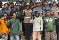 Satlantas Polres Halteng menggelar edukasi kepada sejumlah tukan ojek di pangkalan weda.(foto/humas) 