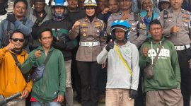 Satlantas Polres Halteng menggelar edukasi kepada sejumlah tukan ojek di pangkalan weda.(foto/humas) 