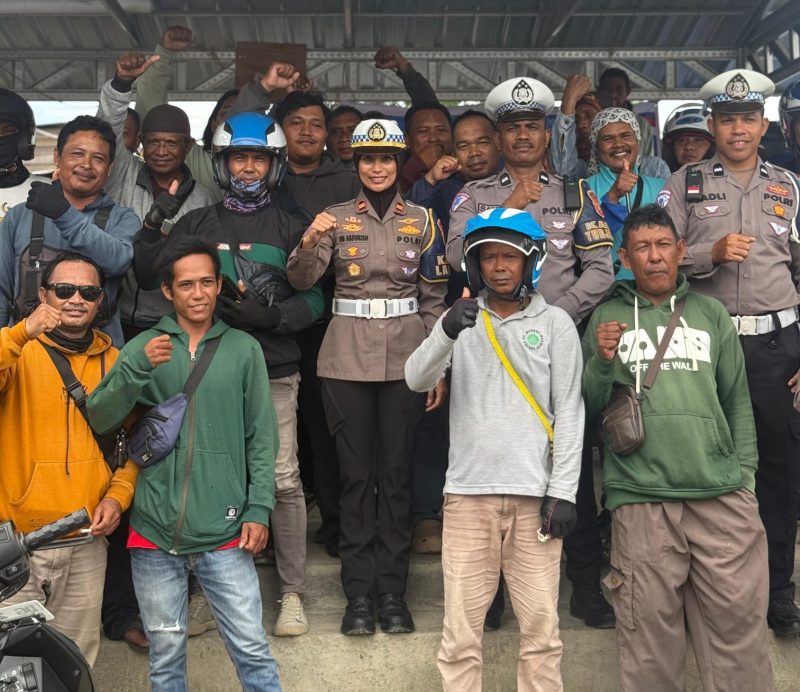 Satlantas Polres Halteng menggelar edukasi kepada sejumlah tukan ojek di pangkalan weda.(foto/humas) 