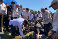 Wakil Bupati Halut letakan bantu pertama rumah layak huni di Kecamatan Tobelo Barat.(foto/istimewa) 