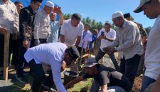 Wakil Bupati Halut letakan bantu pertama rumah layak huni di Kecamatan Tobelo Barat.(foto/istimewa)