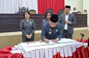 Bupati Halut, Dr. Piet Hein Babua dan Pimpinan DPRR menandatangani KUA-PPAD 2026.(Foto/Faisal)