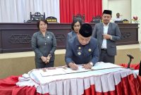 Bupati Halut, Dr. Piet Hein Babua dan Pimpinan DPRR menandatangani KUA-PPAD 2026.(Foto/Faisal)