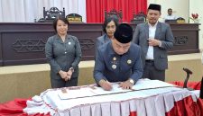 Bupati Halut, Dr. Piet Hein Babua dan Pimpinan DPRR menandatangani KUA-PPAD 2026.(Foto/Faisal)