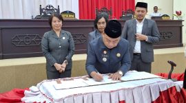 Bupati Halut, Dr. Piet Hein Babua dan Pimpinan DPRR menandatangani KUA-PPAD 2026.(Foto/Faisal)