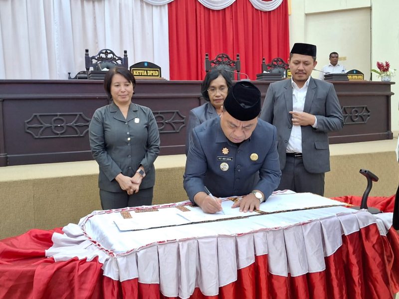 Bupati Halut, Dr. Piet Hein Babua dan Pimpinan DPRR menandatangani KUA-PPAD 2026.(Foto/Faisal)