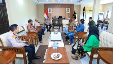 Kapolda Malut terima silaturahim dari panitia pembangunan masjid Muhajirin dusun Bukulasa.(foto/humas)