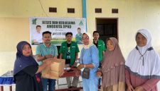 Reses di Desa Lalonga, Fahmi Musa langsung menyerahkan bantuan alat dapur kepada ibu-ibu PKK.(foto/istimewa)