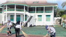 Rutan Soasiu kerja bakti di Keraton Tidore Kepulauan.(foto/humas)