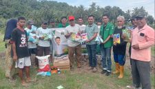 Reses di Bobisingo, anggota DPRD Halut, Fahmi Musa dan GP. Ansor Halut serahkan bantuan bibit ke BUMDes(foto/istimewa)