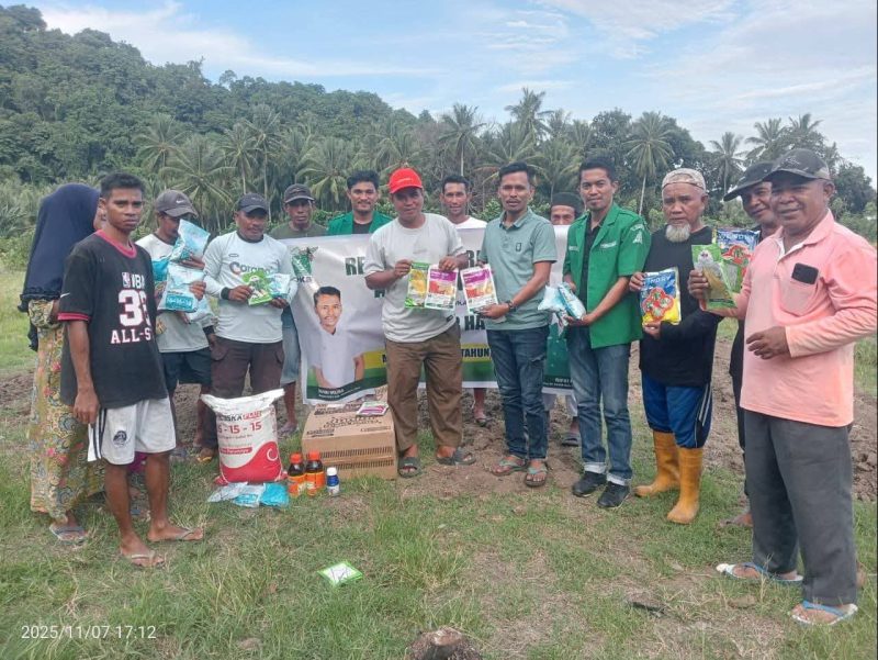 Reses di Bobisingo, anggota DPRD Halut, Fahmi Musa dan GP. Ansor Halut serahkan bantuan bibit ke BUMDes(foto/istimewa) 
