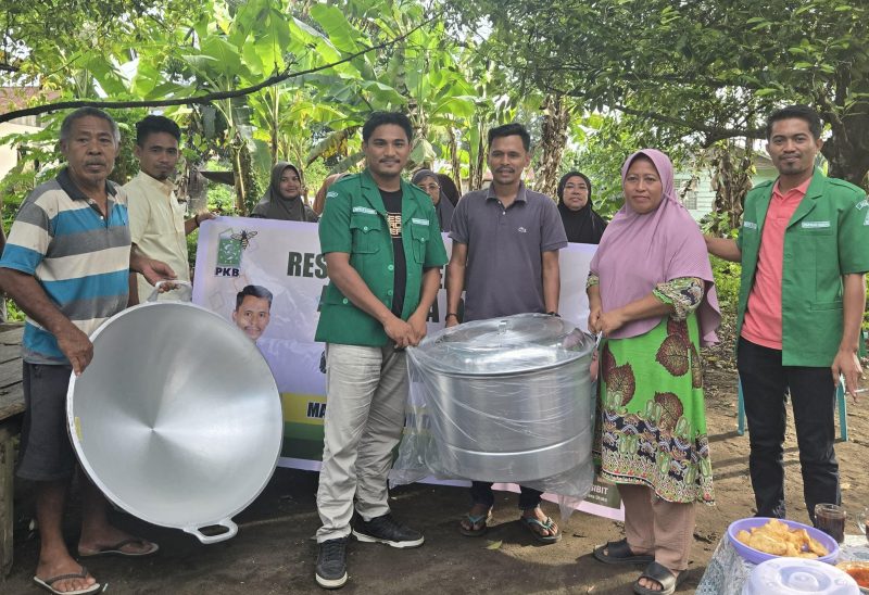 Fahmi Musa serahkan bantuan alat dapur ke ibu-ibu RT 07 Desa Ngidiho.(foto/Calo)