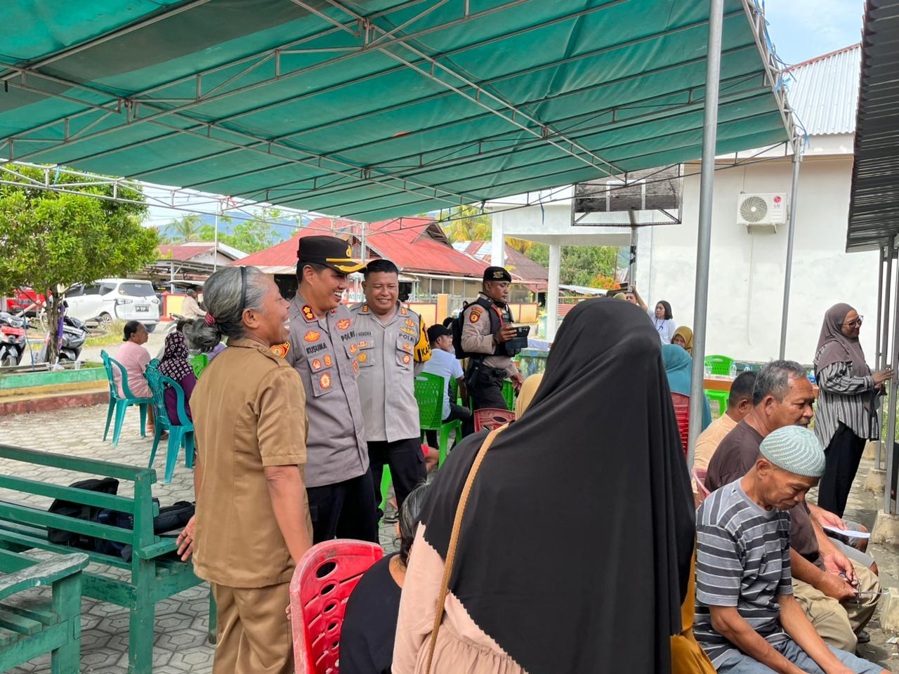 Sambut Hari Kesehatan Nasional Ke-61, Kapolres Haltim Tinjau Pemeriksaan Kesehatan Gratis Di Pasar Buli