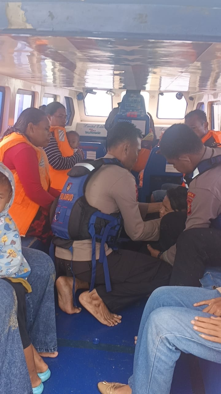 Ditpolairud Polda Malut, evakuasi penumoang speet boad diperairan Wasile.(foto/istimewa)