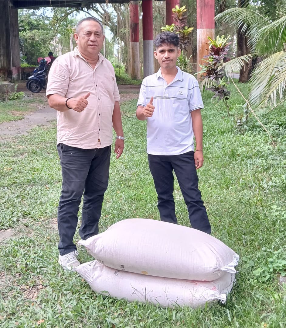 Ketua HKTI Halut Serahkan Bantuan Pupuk Untuk Petani Binaan Pemuda Muhammadiyah