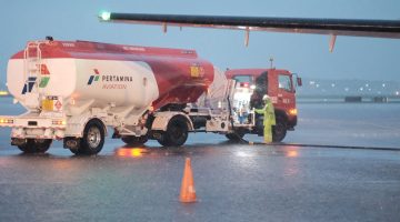 Mobil tangki saat melakukan pengisian avtur di Bandara.(foto/istimewa) 