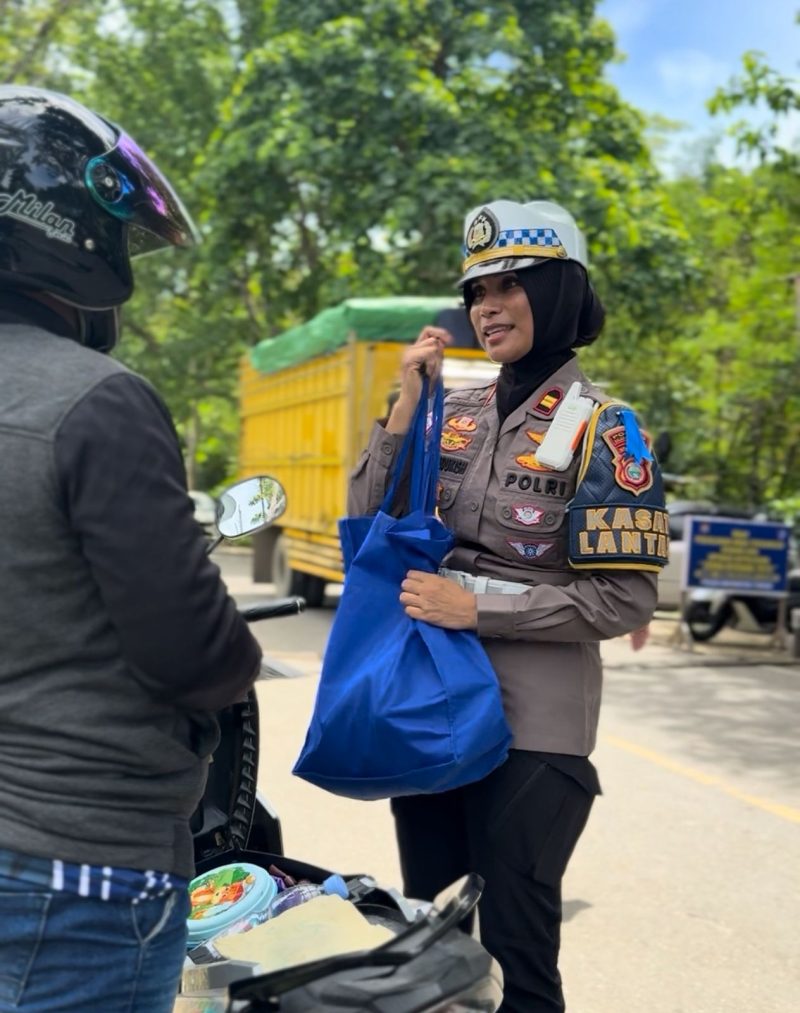 Disela-sela operasi Zebra 2025, Kasat Lantas Polres Halteng memberikan hadiah bagi pengendara yang tertib berlalu lintas.(foto/humas)