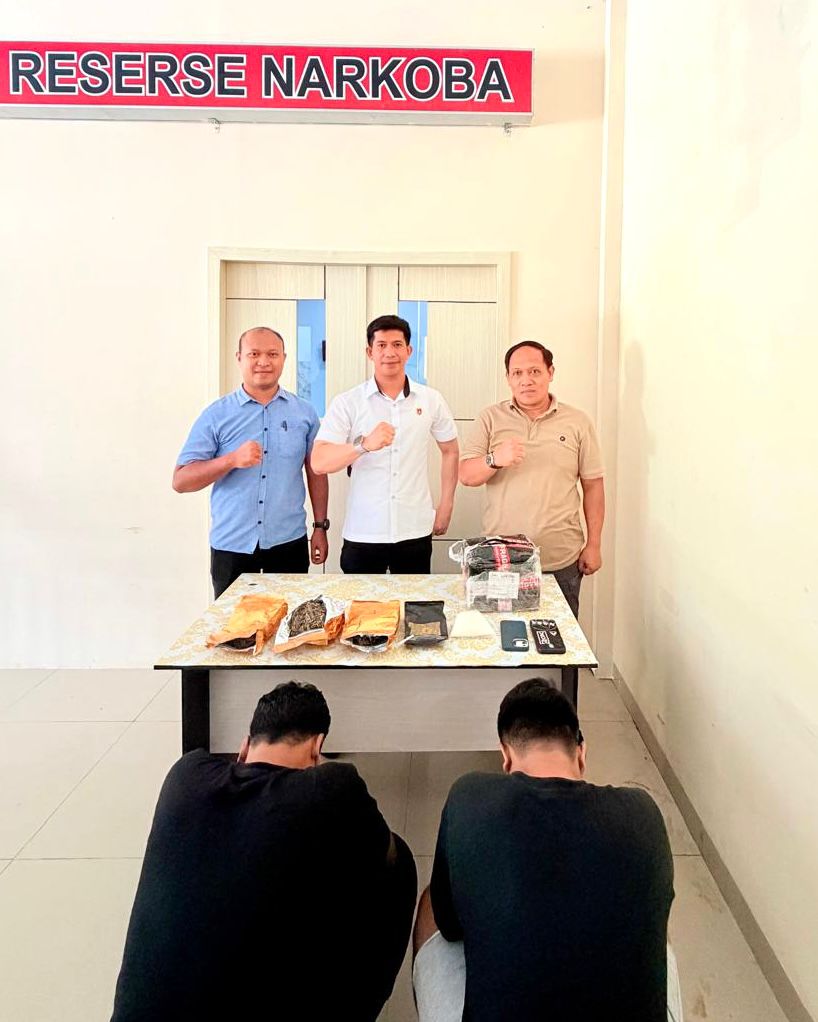 Satresnarkoba Polres Ternate Bekuk Dua Pemuda di Kuburan Islam Paket Ganja Disita dari Jasa Ekspedisi