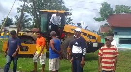 Suasana Warga Desa Togawa Besi memalang alat berat karena mau dibawa ke Tobelo.(foto/istimewa)