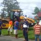 Suasana Warga Desa Togawa Besi memalang alat berat karena mau dibawa ke Tobelo.(foto/istimewa)