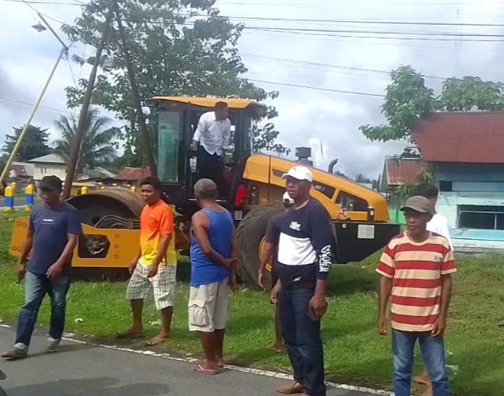 Suasana Warga Desa Togawa Besi memalang alat berat karena mau dibawa ke Tobelo.(foto/istimewa)