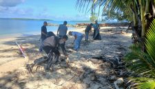 AJM membersihkan tempat wisata di Morotai.(istimewa)