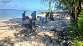 AJM membersihkan tempat wisata di Morotai.(istimewa)