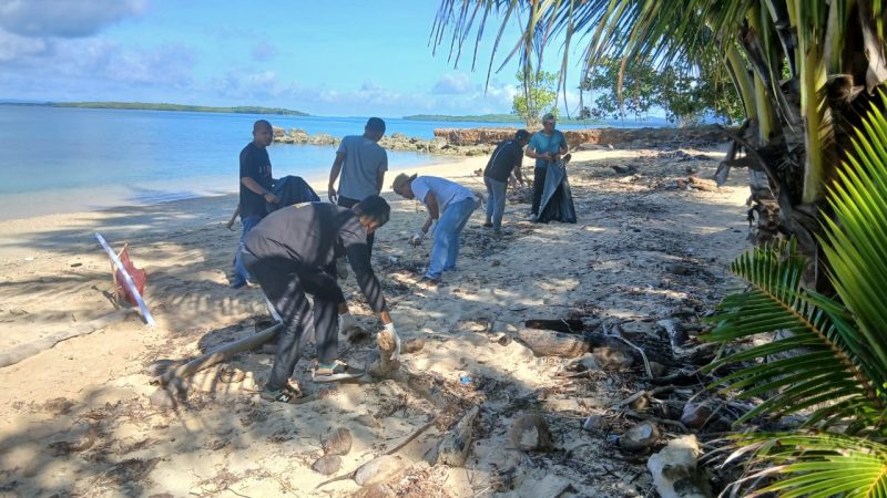 AJM membersihkan tempat wisata di Morotai.(istimewa)