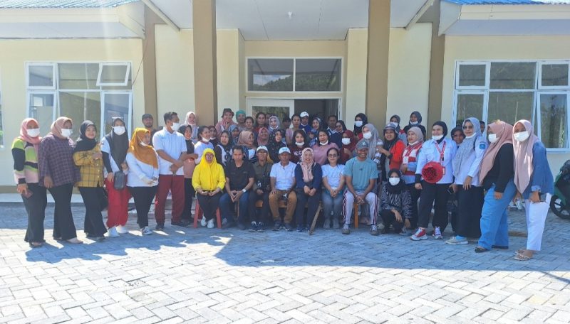 Menjelang resepsu Milad Muhammadiyah ke-113, Camat dan PSN Galela Barat kerja bakti lokasi Milad.(foto/Chalo)